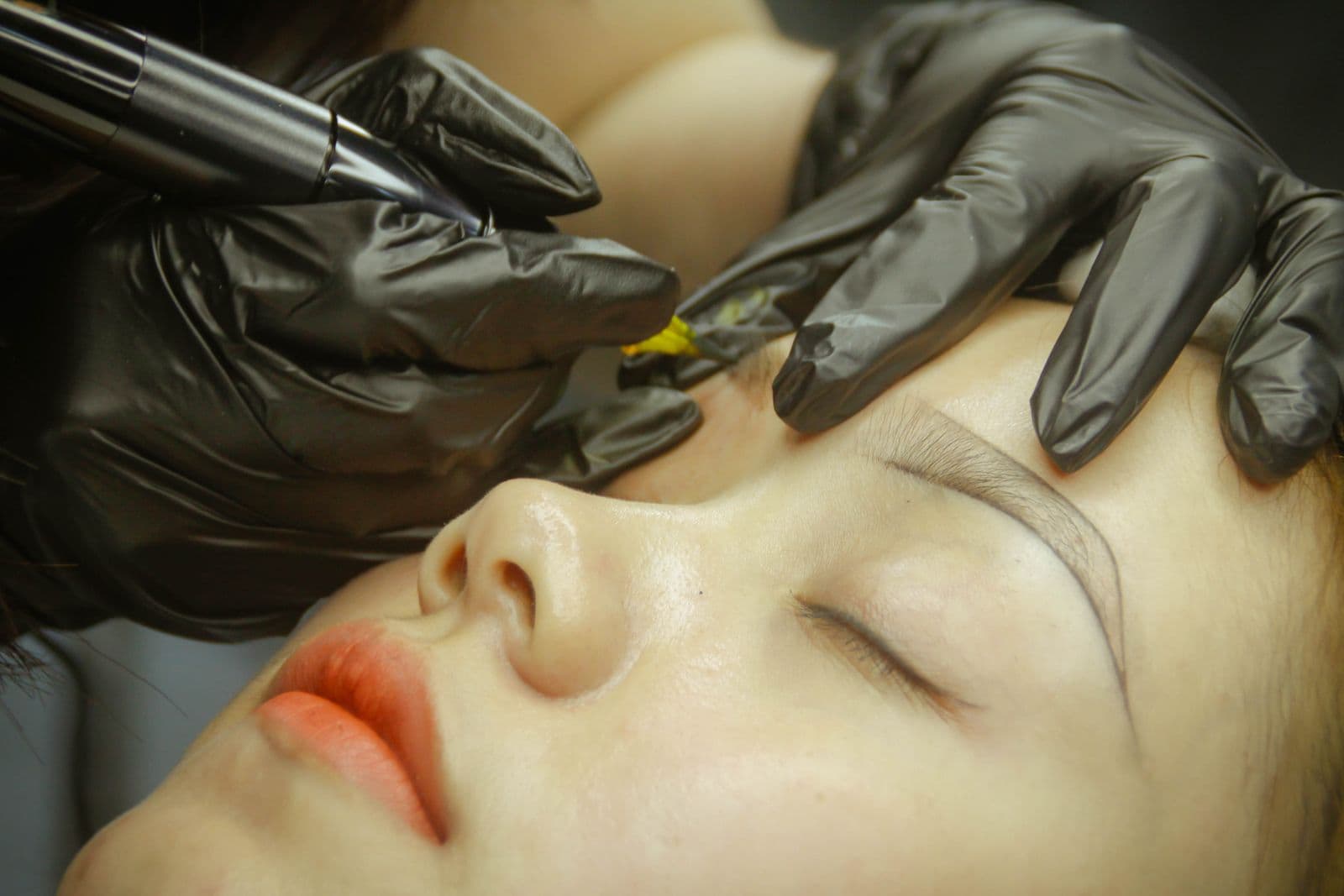 Microblading vs. Powder Brows: Which is Right for You?